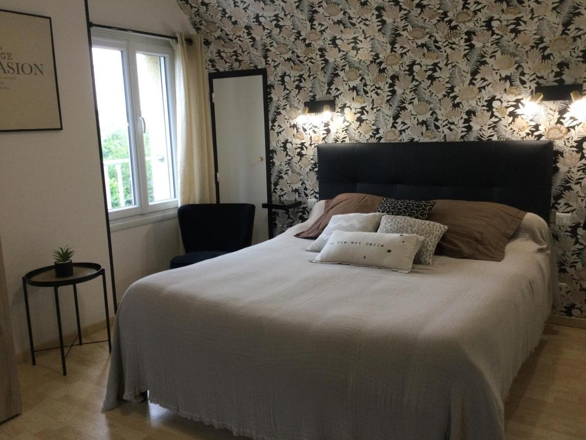 Maison Calme: Spacious Retreat with Terrace near Granville Exterior photo
